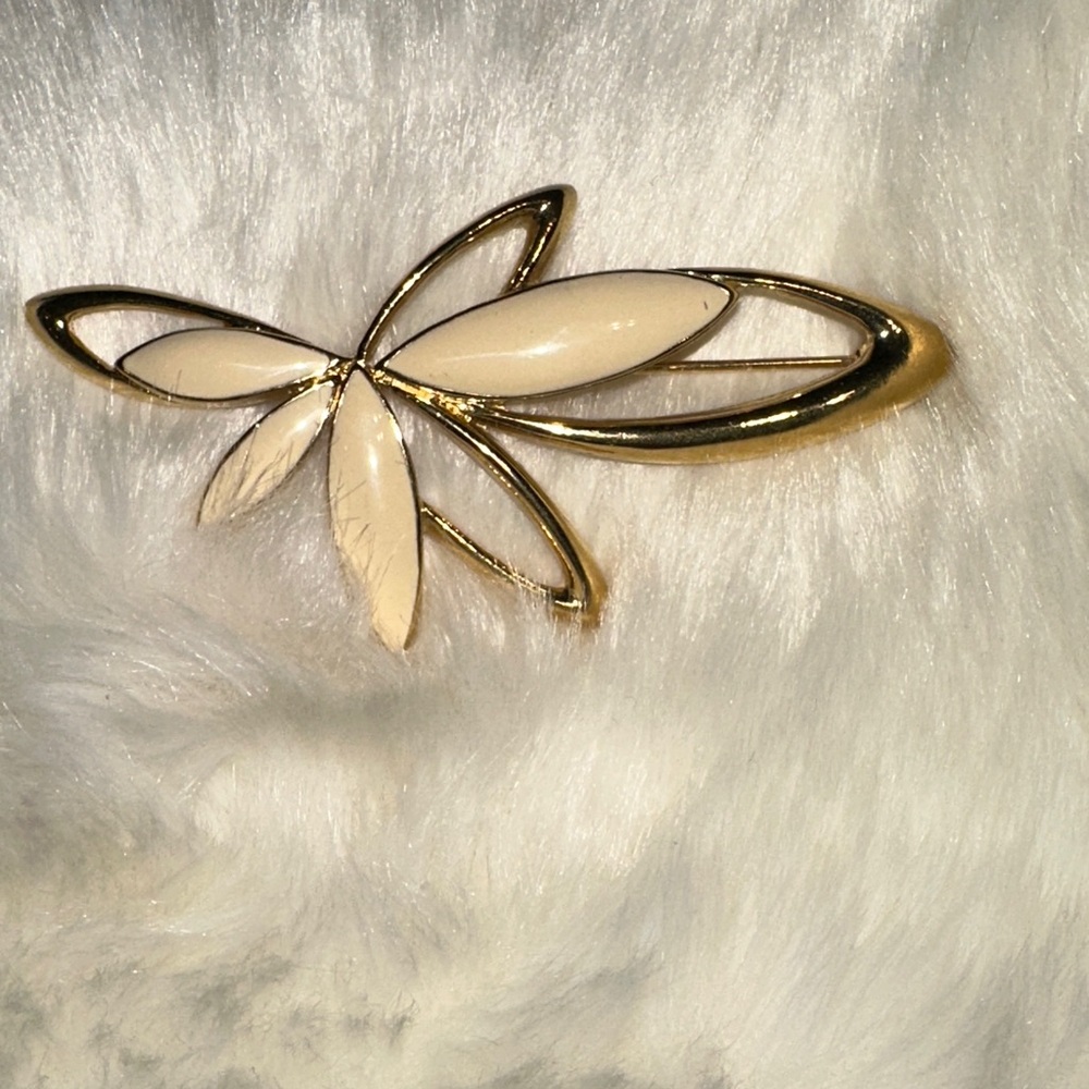 Vintage Trifari Gold tone Brooch Pin Floral Enamel 3”
